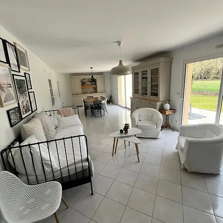 Casa de Férias Maison 9 personnes avec jardin et parking clos à 3kms du Circuit des 24h du Mans *